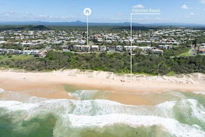 Beach nearby, beach towels - Postcard on Sunrise Beach (Noosa)