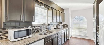 Spacious 4-BR Home Near Allen Outlets & Dining
