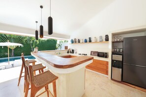 Villa, 3 chambres, vue piscine | Cuisine privée | Micro-ondes, four, plaque de cuisson