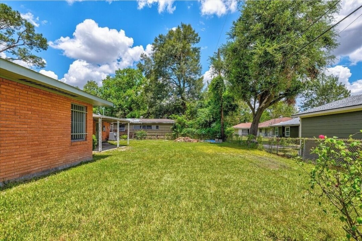 Photo 18 of One story 3/2.5 home just 5 miles from Texas Medical Center and MD Andersen
