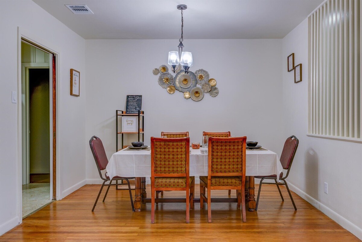 Photo 11 of One story 3/2.5 home just 5 miles from Texas Medical Center and MD Andersen