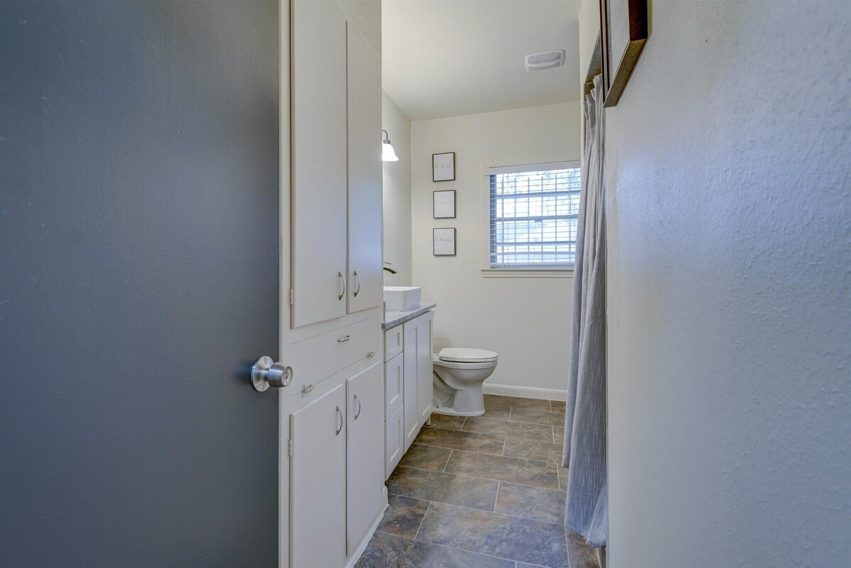 Photo 5 of One story 3/2.5 home just 5 miles from Texas Medical Center and MD Andersen