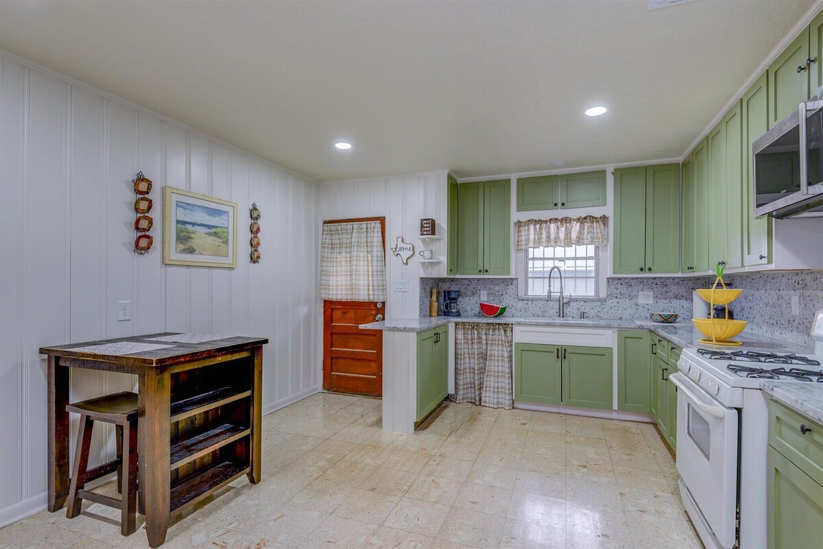 Photo 13 of One story 3/2.5 home just 5 miles from Texas Medical Center and MD Andersen