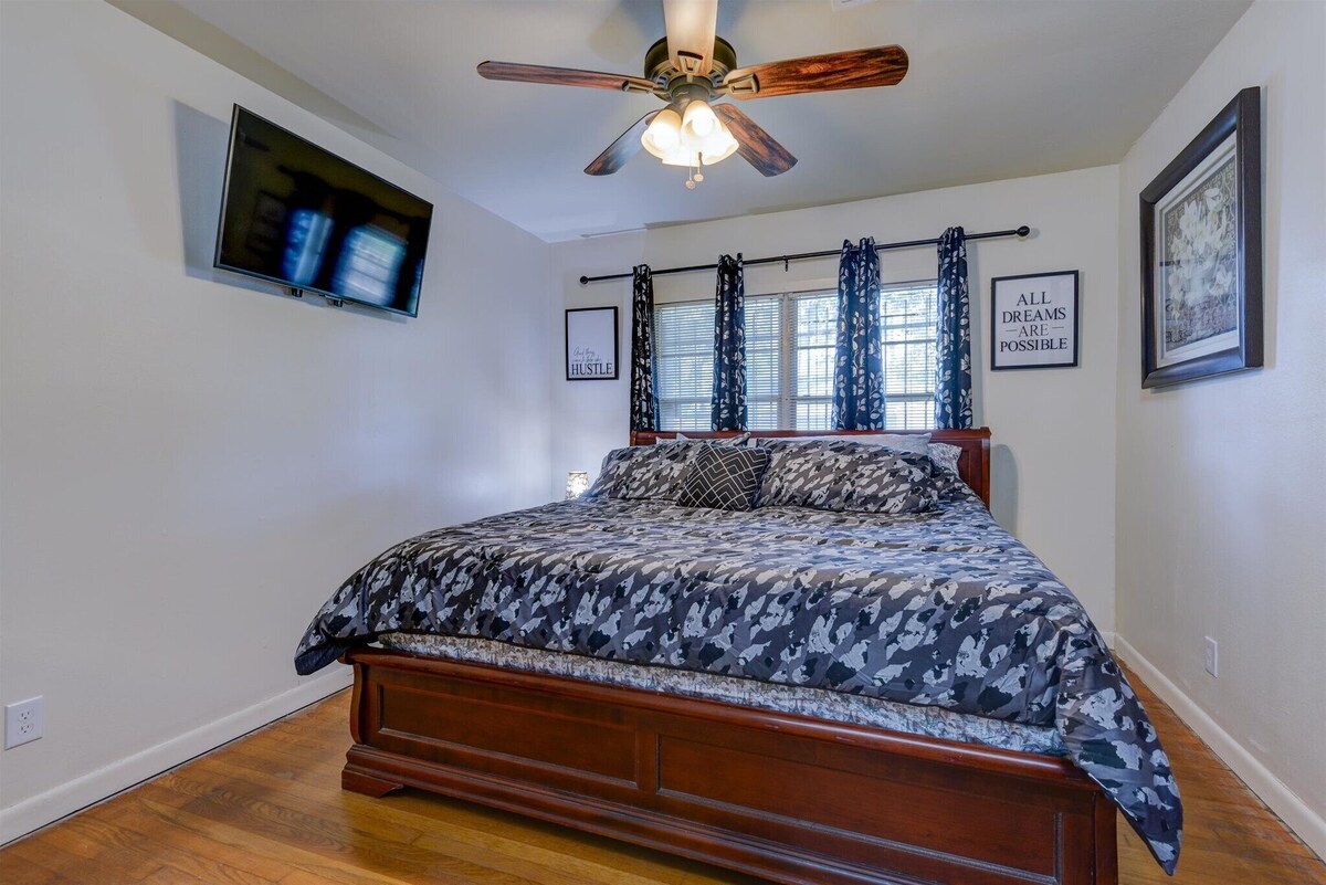 Photo 4 of One story 3/2.5 home just 5 miles from Texas Medical Center and MD Andersen