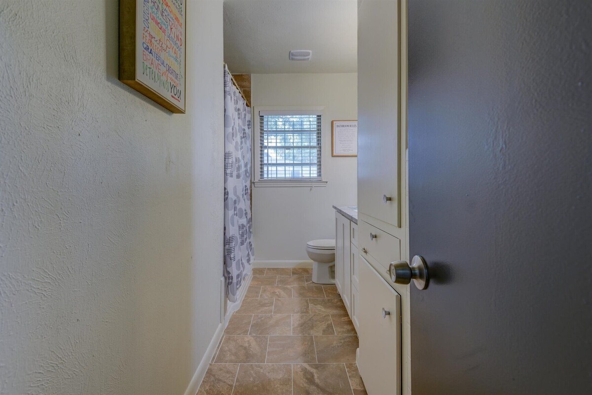 Photo 6 of One story 3/2.5 home just 5 miles from Texas Medical Center and MD Andersen