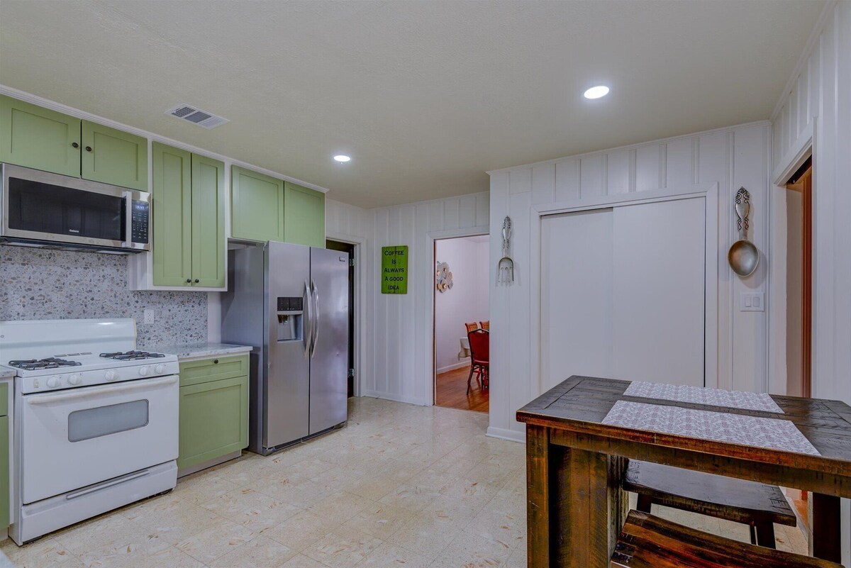 Photo 12 of One story 3/2.5 home just 5 miles from Texas Medical Center and MD Andersen