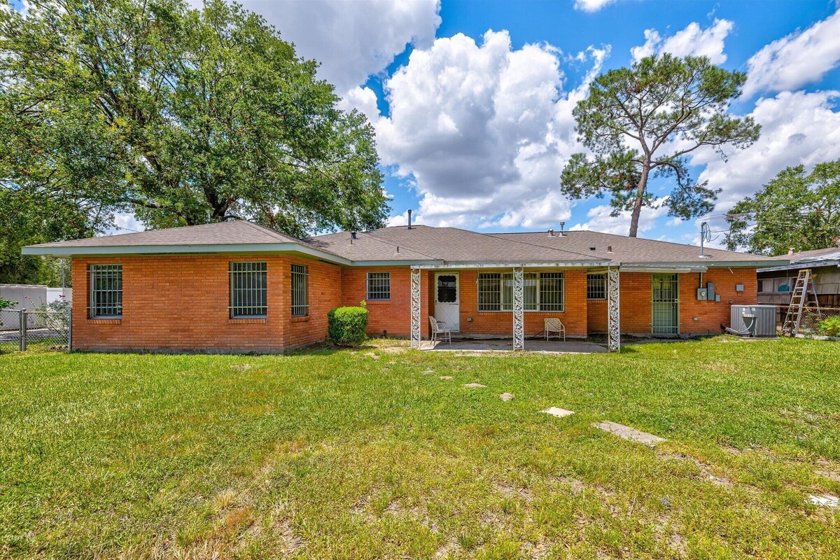 Photo 8 of One story 3/2.5 home just 5 miles from Texas Medical Center and MD Andersen