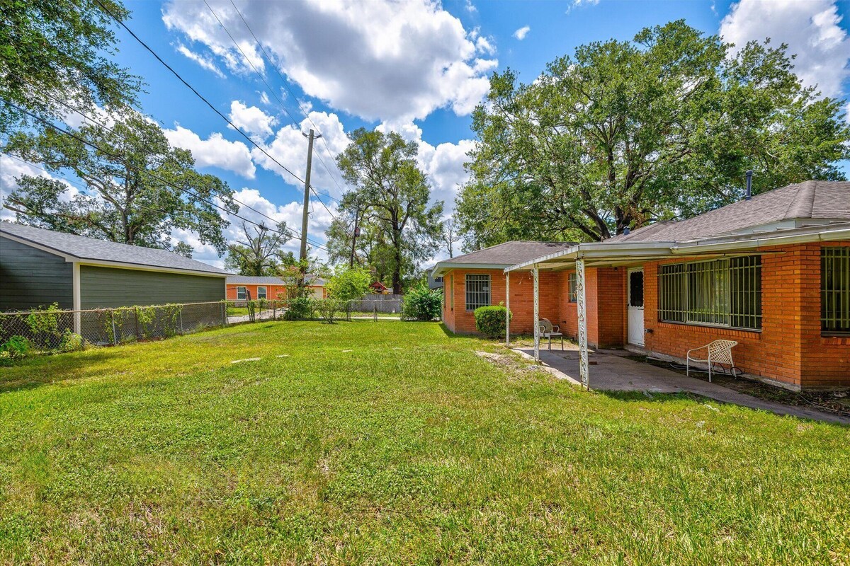 Photo 7 of One story 3/2.5 home just 5 miles from Texas Medical Center and MD Andersen