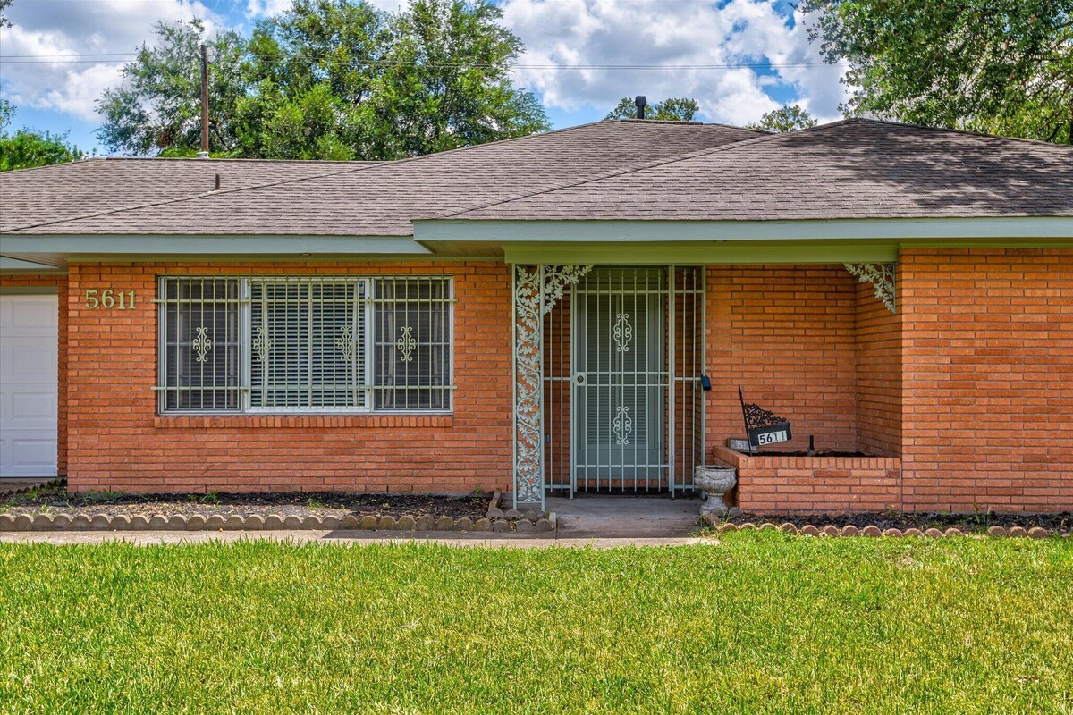 Photo 3 of One story 3/2.5 home just 5 miles from Texas Medical Center and MD Andersen