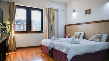 Dobbelt- eller tomannsrom, byutsikt | Blendingsgardiner, lydisolert og wi-fi (inkludert)