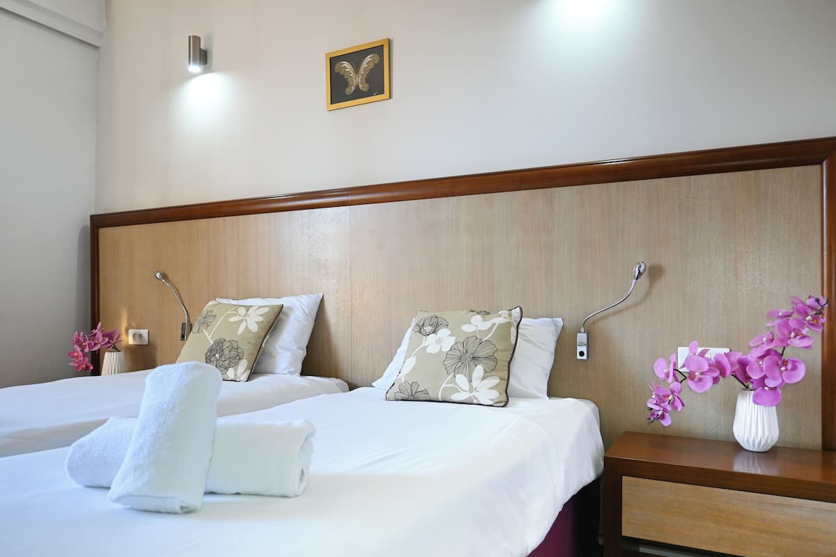 Habitación triple Confort | Cortinas opacas, sistema de insonorización, wifi gratis