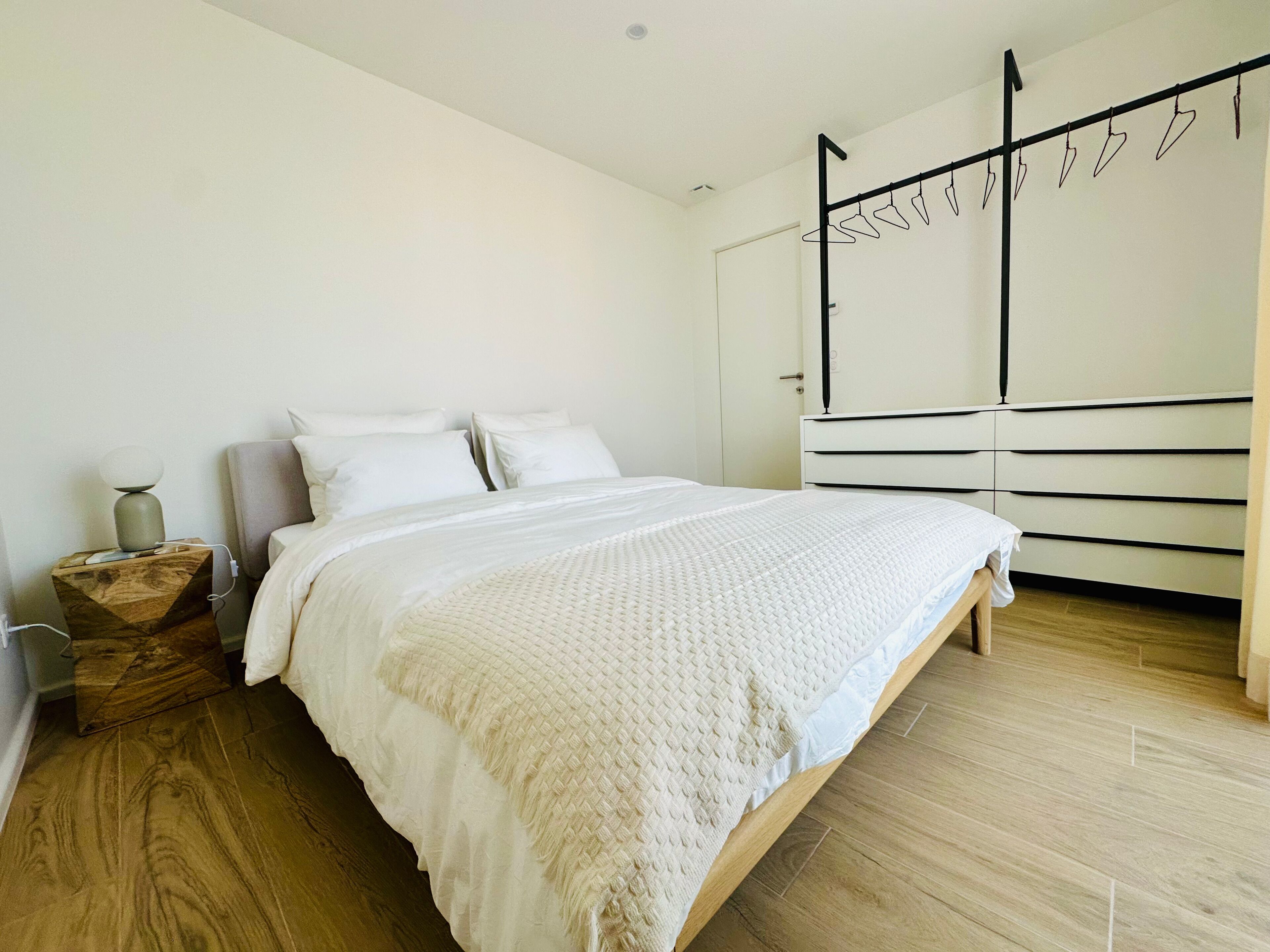 Luxe beddengoed, donsdekens, een kluis op de kamer, een laptopwerkplek