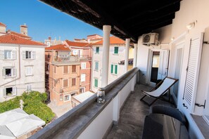Penthouse tiện nghi đơn giản, 2 phòng ngủ, quang cảnh thành phố | Hiên
