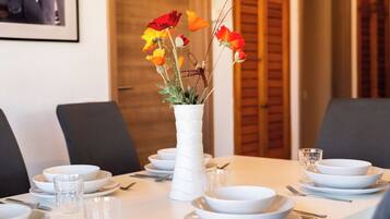 Comfort Penthouse, 2 Bedrooms, City View | In-room dining