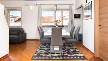 Comfort Penthouse, 2 Bedrooms, City View | In-room dining