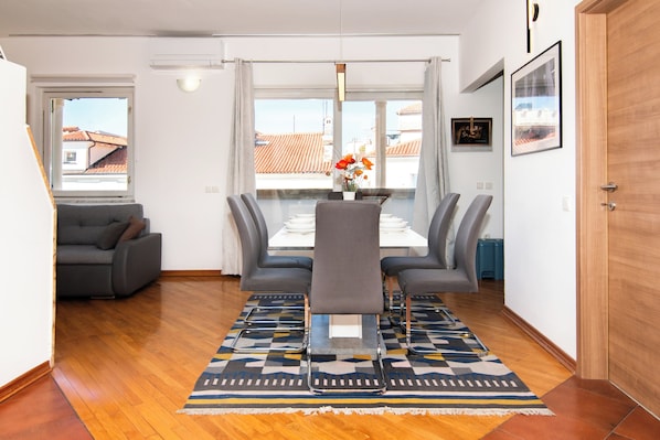 Penthouse Confort, 2 chambres, vue ville | Restauration dans la chambre