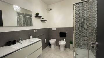 Doccia, asciugacapelli, bidet, asciugamani