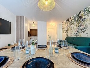 Dining - New Renovated Apartment at DISNEYLAND, 1 min walk  from RER with free PARKING (Chessy)