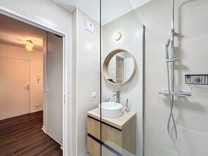 Shower, hair dryer, towels, soap - New Renovated Apartment at DISNEYLAND, 1 min walk  from RER with free PARKING (Chessy)
