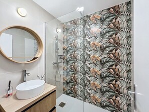 Chuveiro, secador de cabelo, toalhas de banho, sabonete