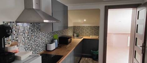 Fridge, oven, stovetop, coffee/tea maker