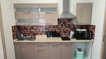 Frigorífico, horno, placa de cocina y cafetera o tetera