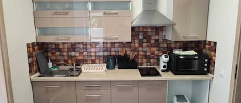 Fridge, oven, stovetop, coffee/tea maker