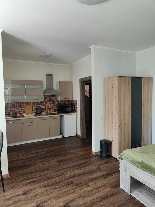 Réfrigérateur, four, plaque de cuisson, cafetière/bouilloire