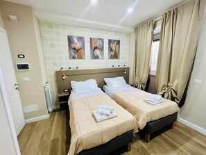 Comfort Twin Room | In-room safe, desk, iron/ironing board, free WiFi - Segesta Rooms  (Rome)