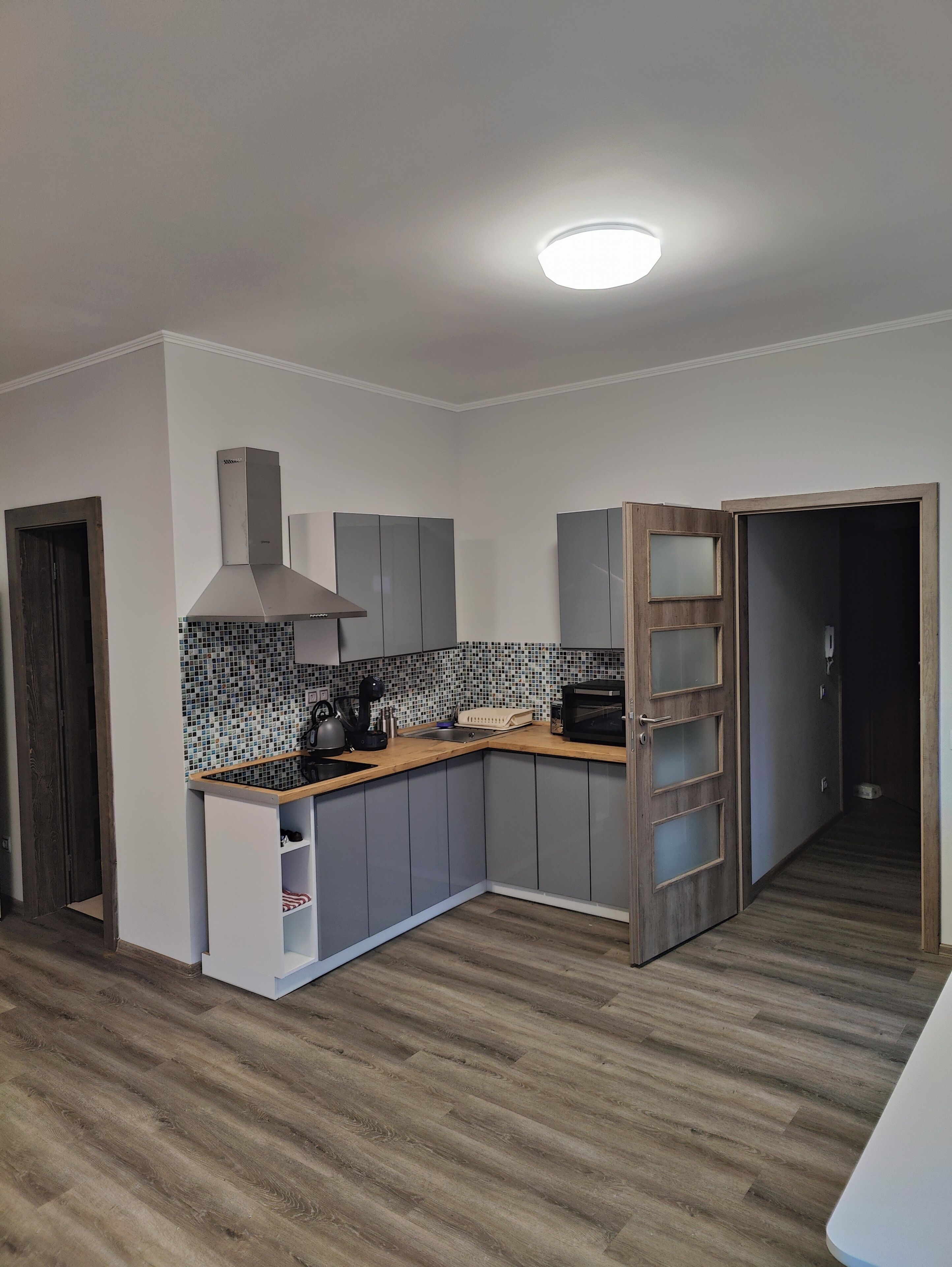 Fridge, oven, stovetop, coffee/tea maker