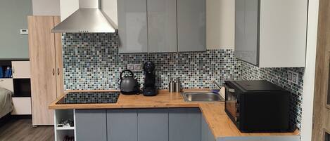 Fridge, oven, stovetop, coffee/tea maker