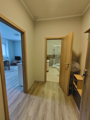 Een haardroger, handdoeken