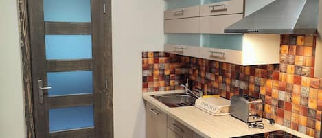 Fridge, oven, stovetop, coffee/tea maker