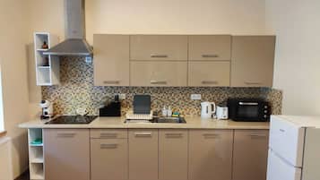 Frigorífico, horno, placa de cocina y cafetera o tetera