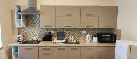 Fridge, oven, stovetop, coffee/tea maker