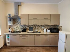 Fridge, oven, stovetop, coffee/tea maker - Louisa - Charming 2 Bedroom Apartment (Brezová)