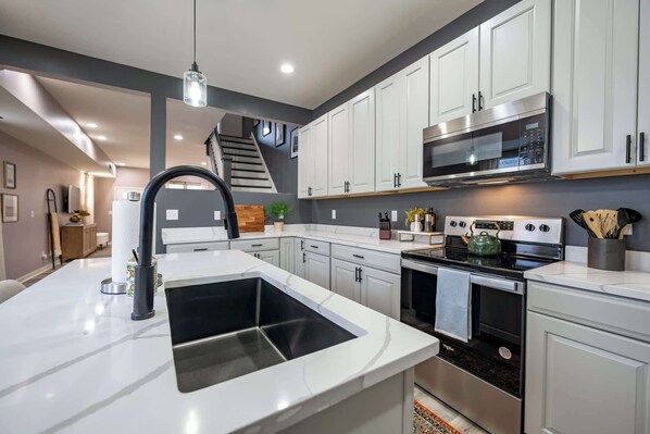 Fridge, microwave, oven, stovetop - Modern & Stylish - Mins to Downtown (Indianapolis)