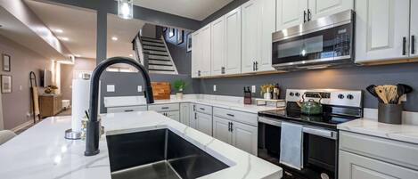 Réfrigérateur, micro-ondes, four, plaque de cuisson