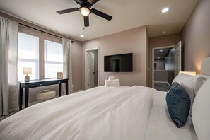 3 bedrooms, iron/ironing board, WiFi - Modern & Stylish - Mins to Downtown (Indianapolis)