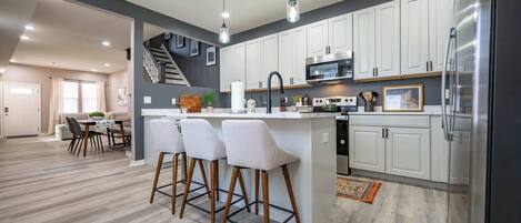 Réfrigérateur, micro-ondes, four, plaque de cuisson