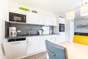 Køleskab, mikrobølgeovn, ovn, kogeplade