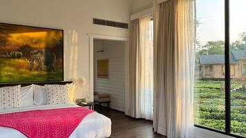 Luxe chalet, uitzicht op tuin | 1 slaapkamer, luxe beddengoed, een minibar met enkele gratis items