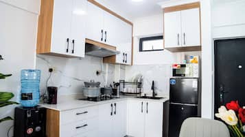 Superior Apartment, 2 Bedrooms, Private Bathroom, City View | Private kitchen | Full-sized fridge, microwave, stovetop, cookware/dishes/utensils