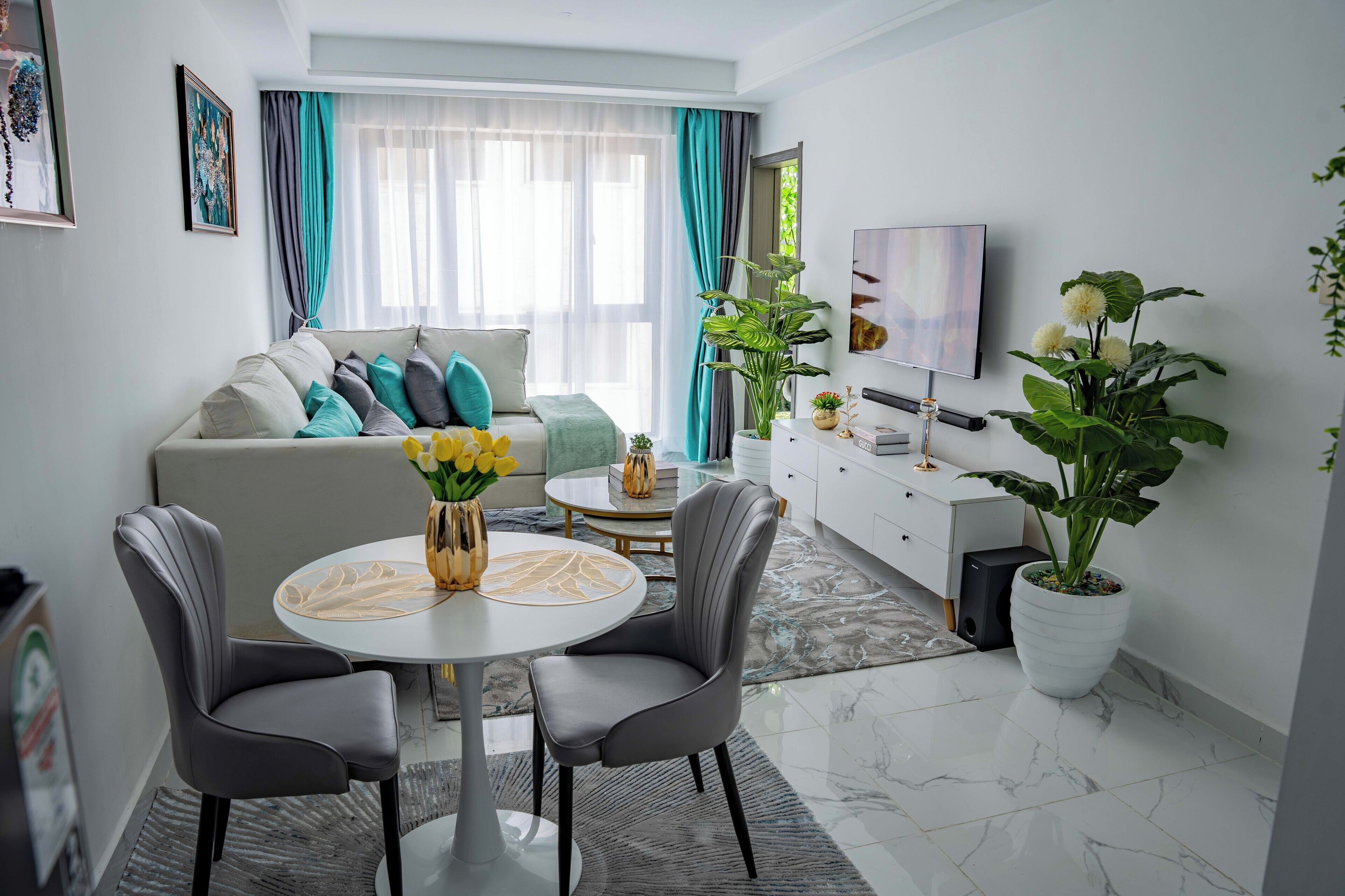 Departamento superior, 1 habitación, balcón, vista a la ciudad | Área de sala de estar | Smart TV de 50 pulgadas con canales digitales y Netflix 