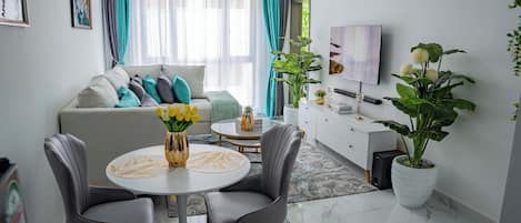 Departamento superior, 1 habitación, balcón, vista a la ciudad | Área de sala de estar | Smart TV de 50 pulgadas con canales digitales y Netflix