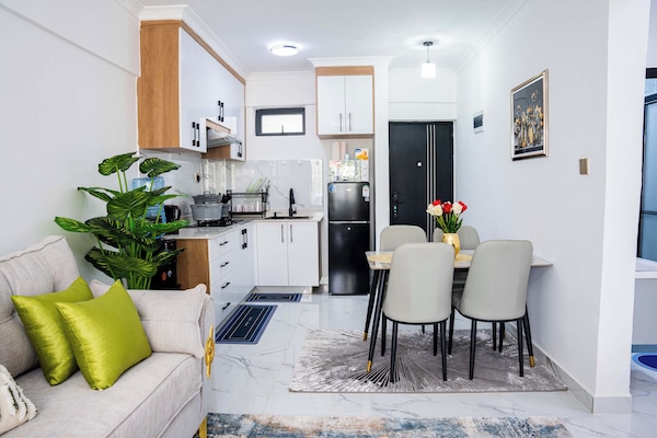 Superior Apartment, 2 Bedrooms, Private Bathroom, City View | Dapur peribadi | Peti sejuk/penyejuk beku saiz penuh, ketuhar gelombang mikro, dapur