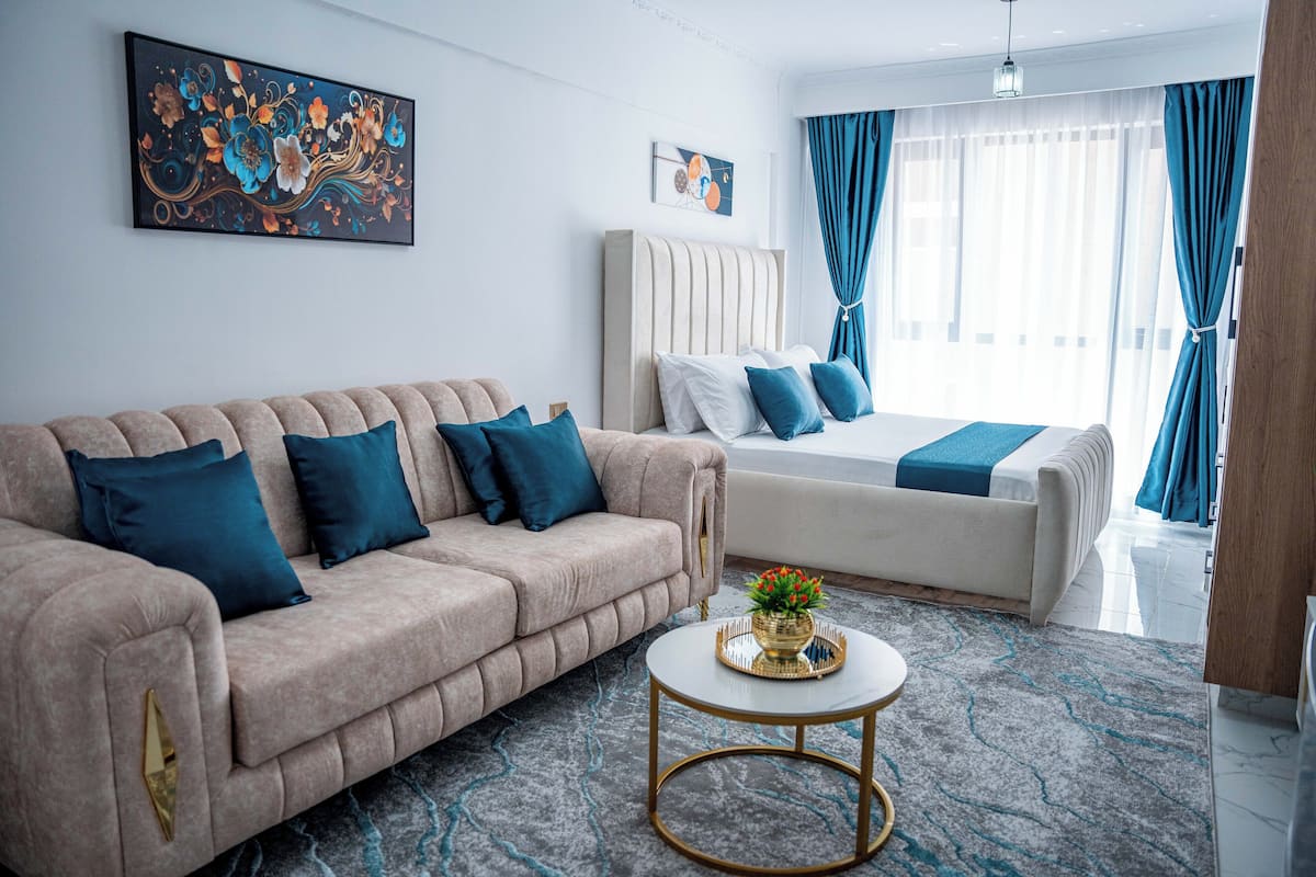 Superior Studio, 1 King Bed, City View