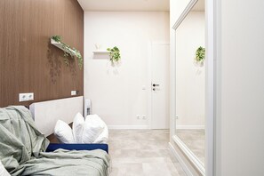 Bureau, espace de travail pour ordinateur portable, rideaux occultants