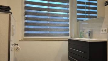 Regadera, secadora de cabello, toallas, jabón