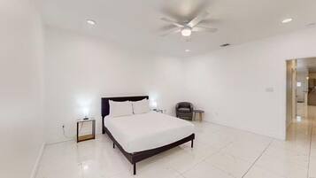 2 slaapkamers, een bureau, een strijkplank/strijkijzer, gratis wifi